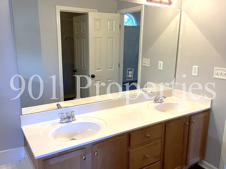 1120 Averett Ln — Photo 6