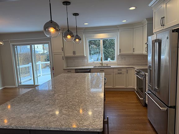 Large center island with breakfast bar
