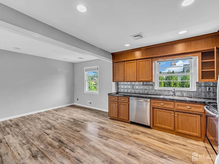 132 Somerset Ave — Photo 6