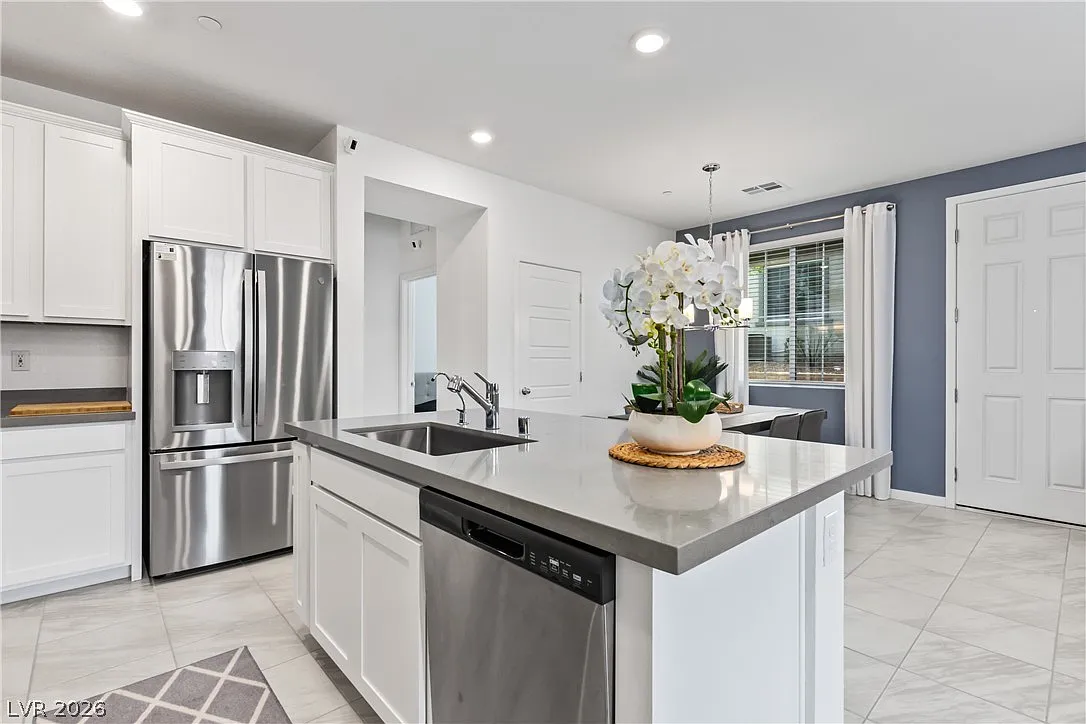 3 bed, 3.0 bath, 1541 sqft, $2,100 — Photo 1