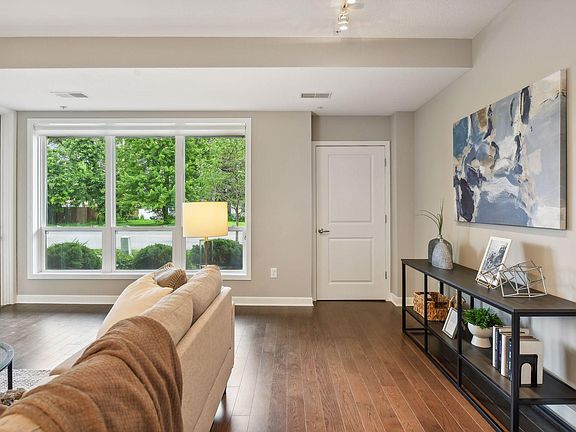 5th image of 3974 Wooddale Ave Unit 102