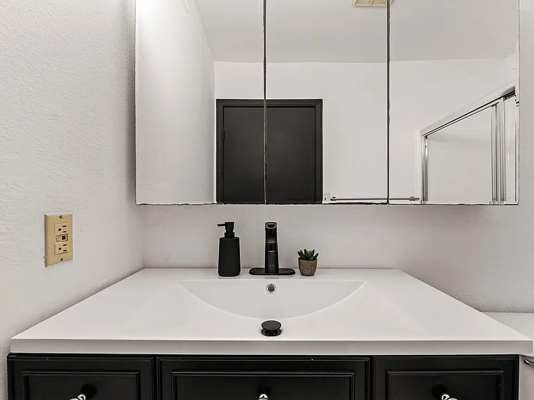 1823 Pelham Ave #6 — Photo 8