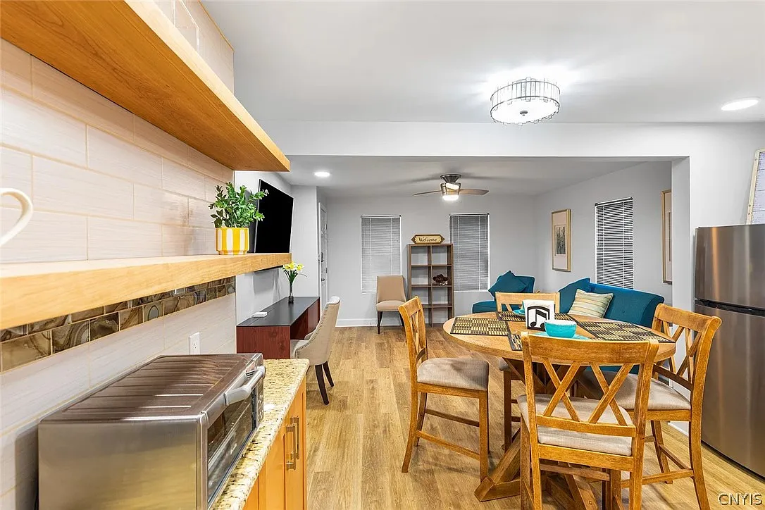3 bed, 1.0 bath, 825 sqft, $2,100 — Photo 4