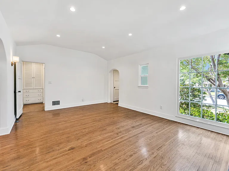 1039 W Roses Rd — Photo 9
