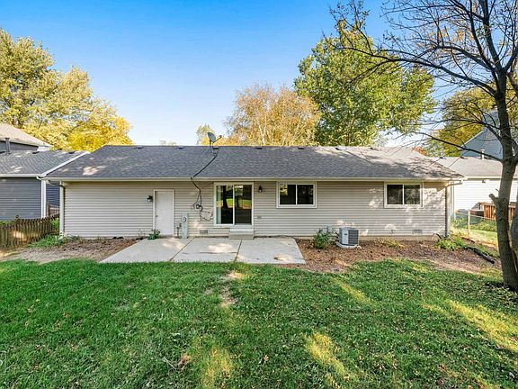 3rd image of 1921 Stanford Dr