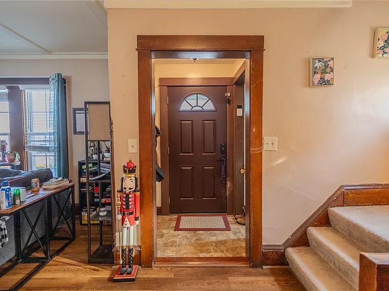 220 Kingsbury Ave — Photo 3