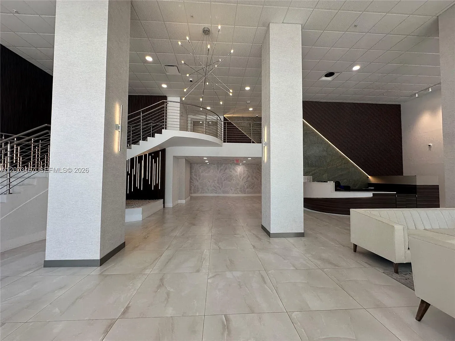 Residences On Hollywood B — Photo 2
