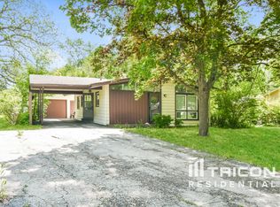 30477 N Oak Grove Ave, Libertyville, IL 60048