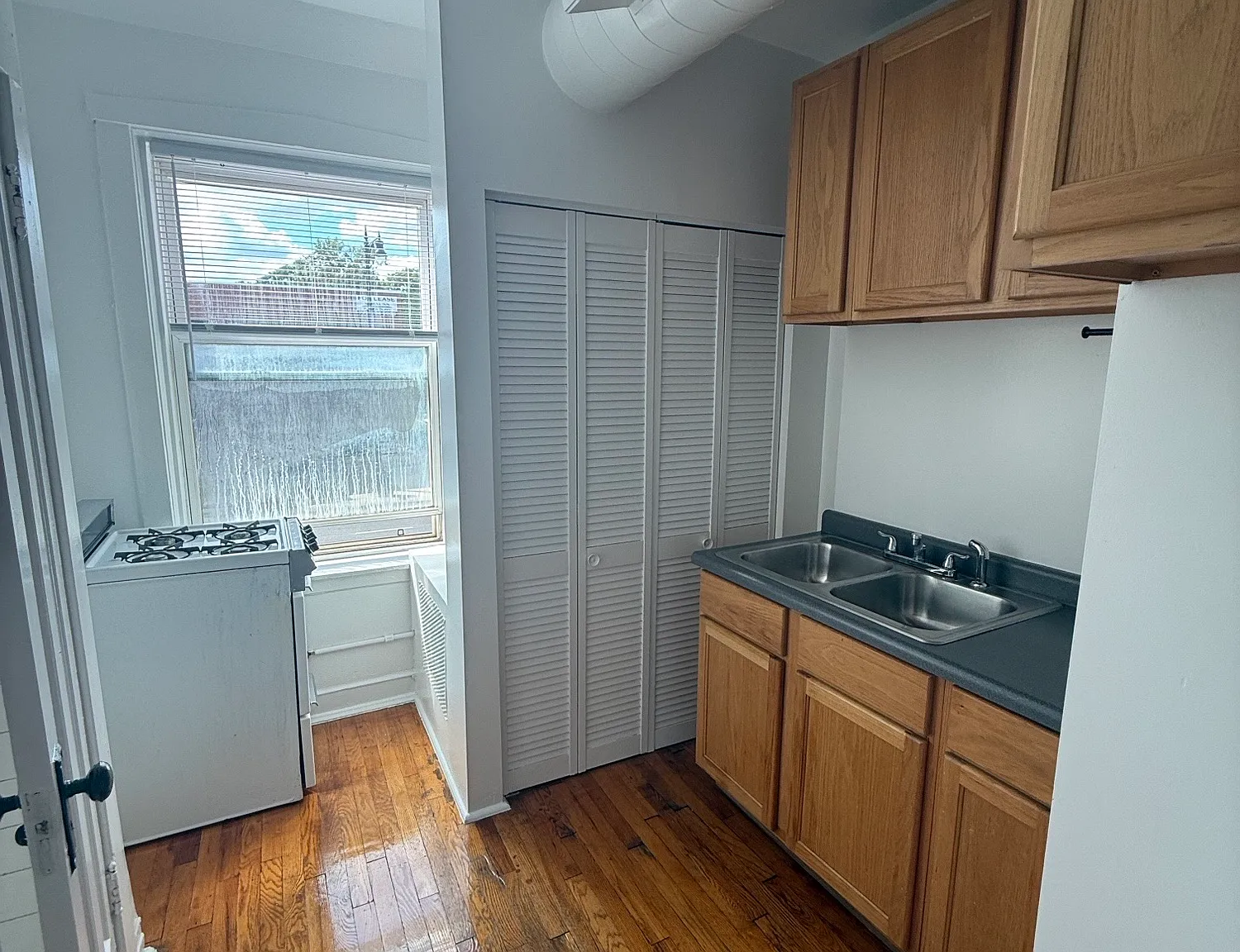 1 bed, 1.0 bath, 800 sqft, $1,400 — Photo 2