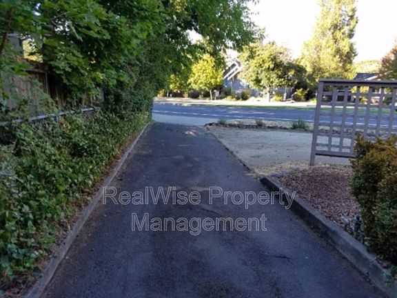 4th image of 720 Siskiyou Blvd
