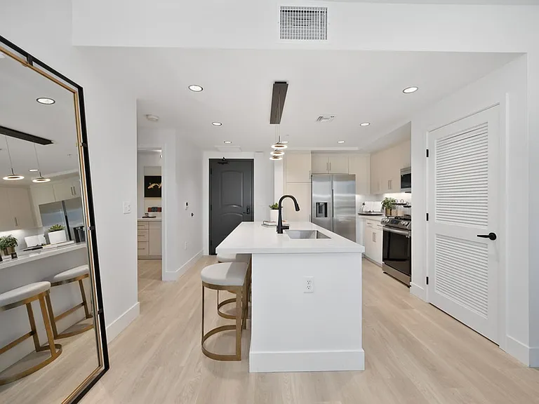 Begonia Place Luxury Apartments — Photo 42