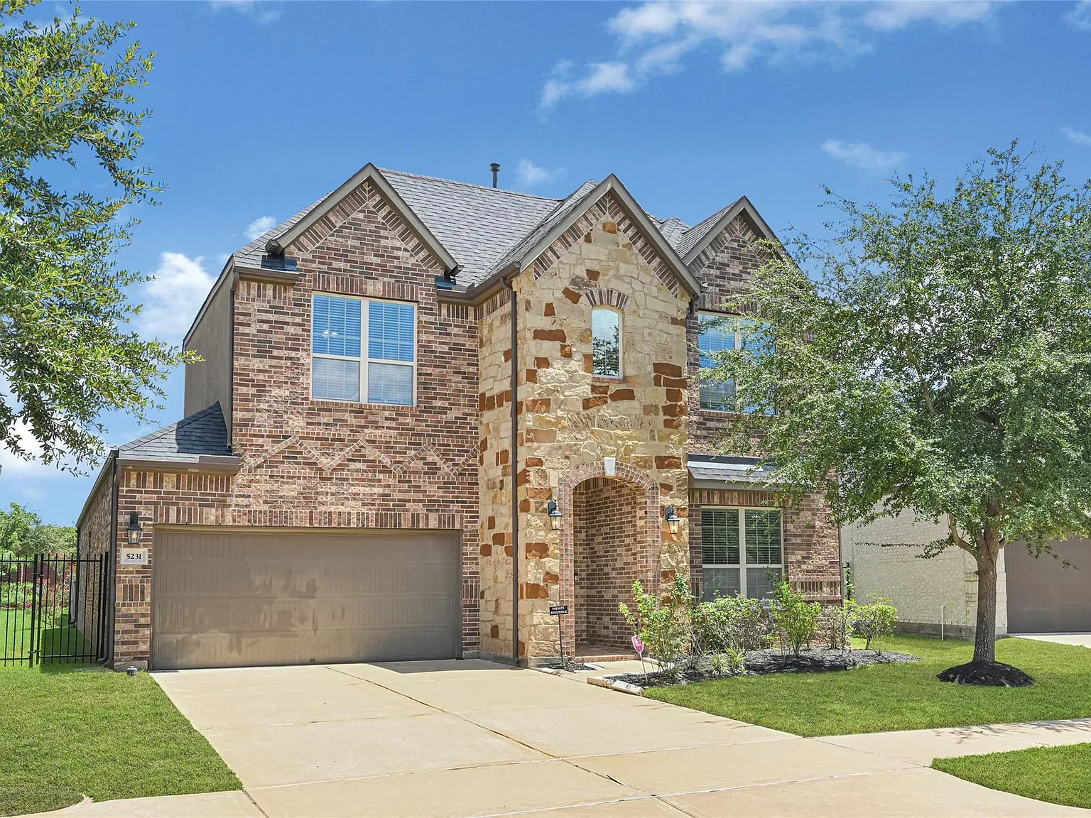 3 bed, 3.0 bath, 2810 sqft, $3,150 — Photo 3