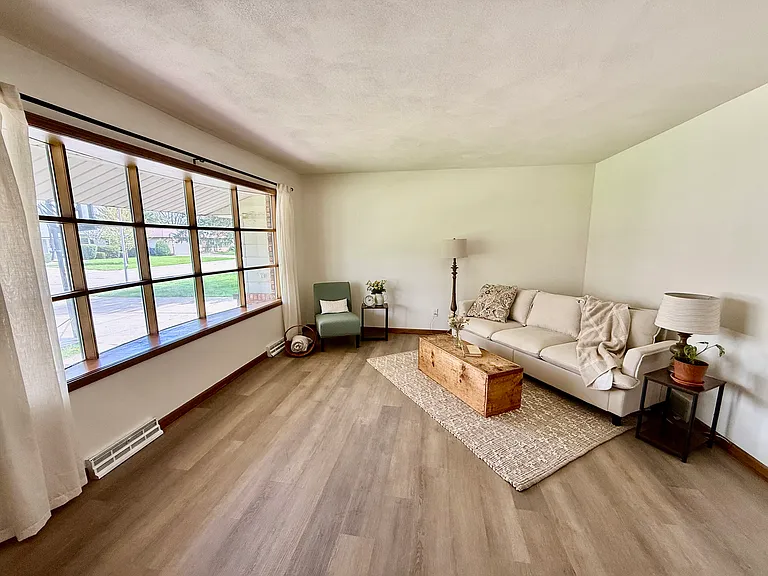 2315 N Claremont Dr — Photo 2