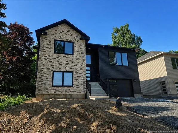 16 Mayflower St, Fredericton, NB E3C 1L5