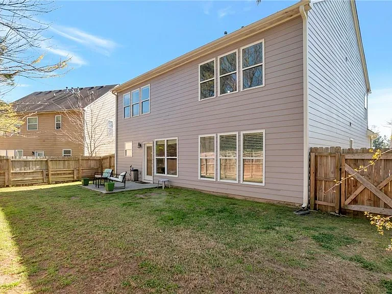 1565 Hedington Cir — Photo 3