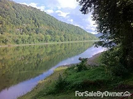 304 Reubens Lane
						:
						Downriver View from boat ramp
