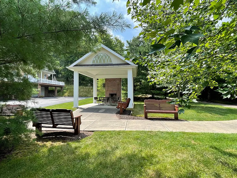 402 Georgetowne Ct — Photo 23