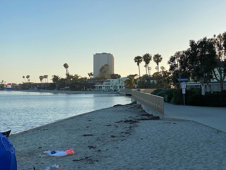3 Blocks to Sail Bay, Mission Bay Bike Path, and The Catamaran