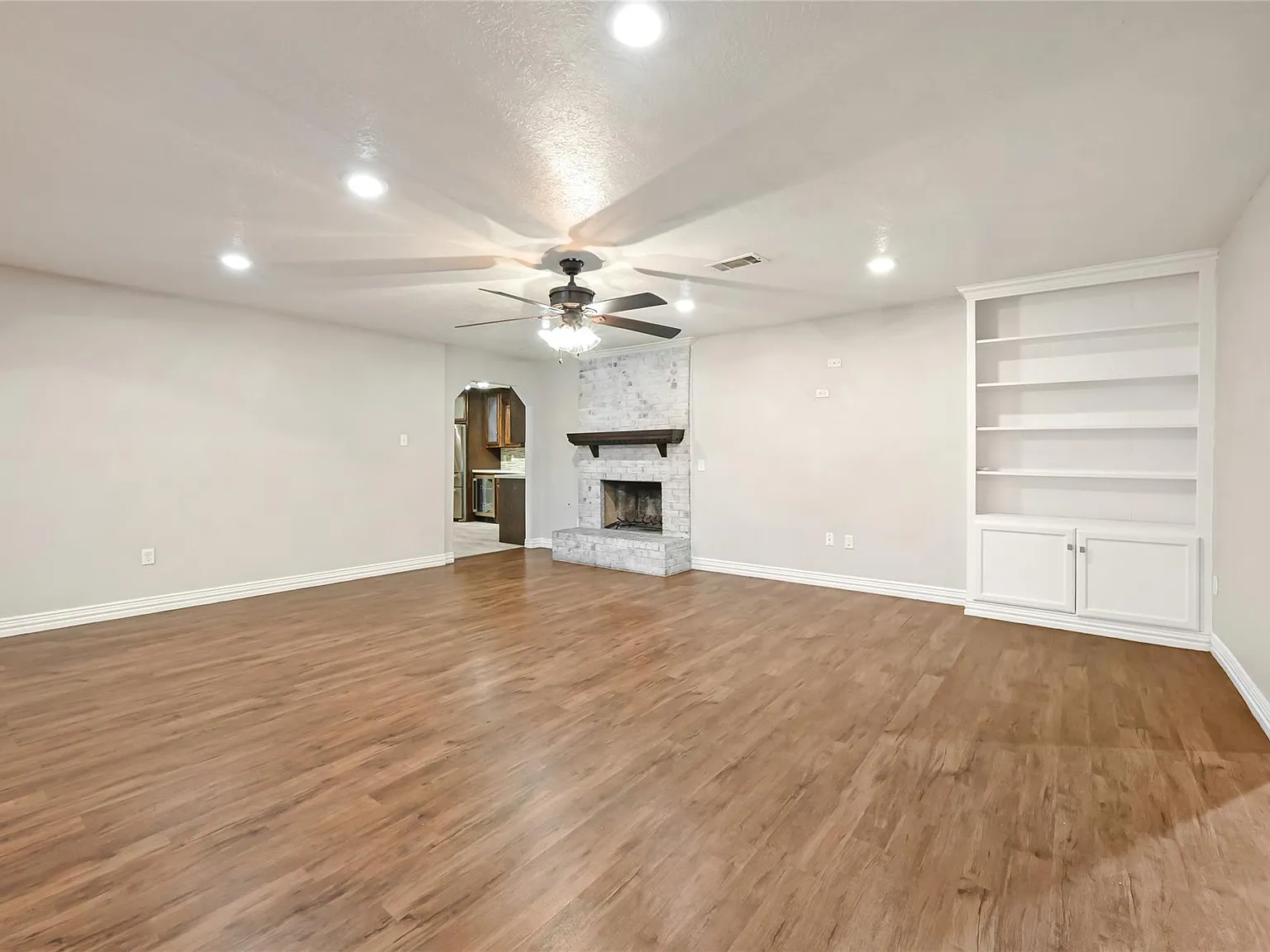 3 bed, 2.0 bath, 2006 sqft, $2,300 — Photo 4