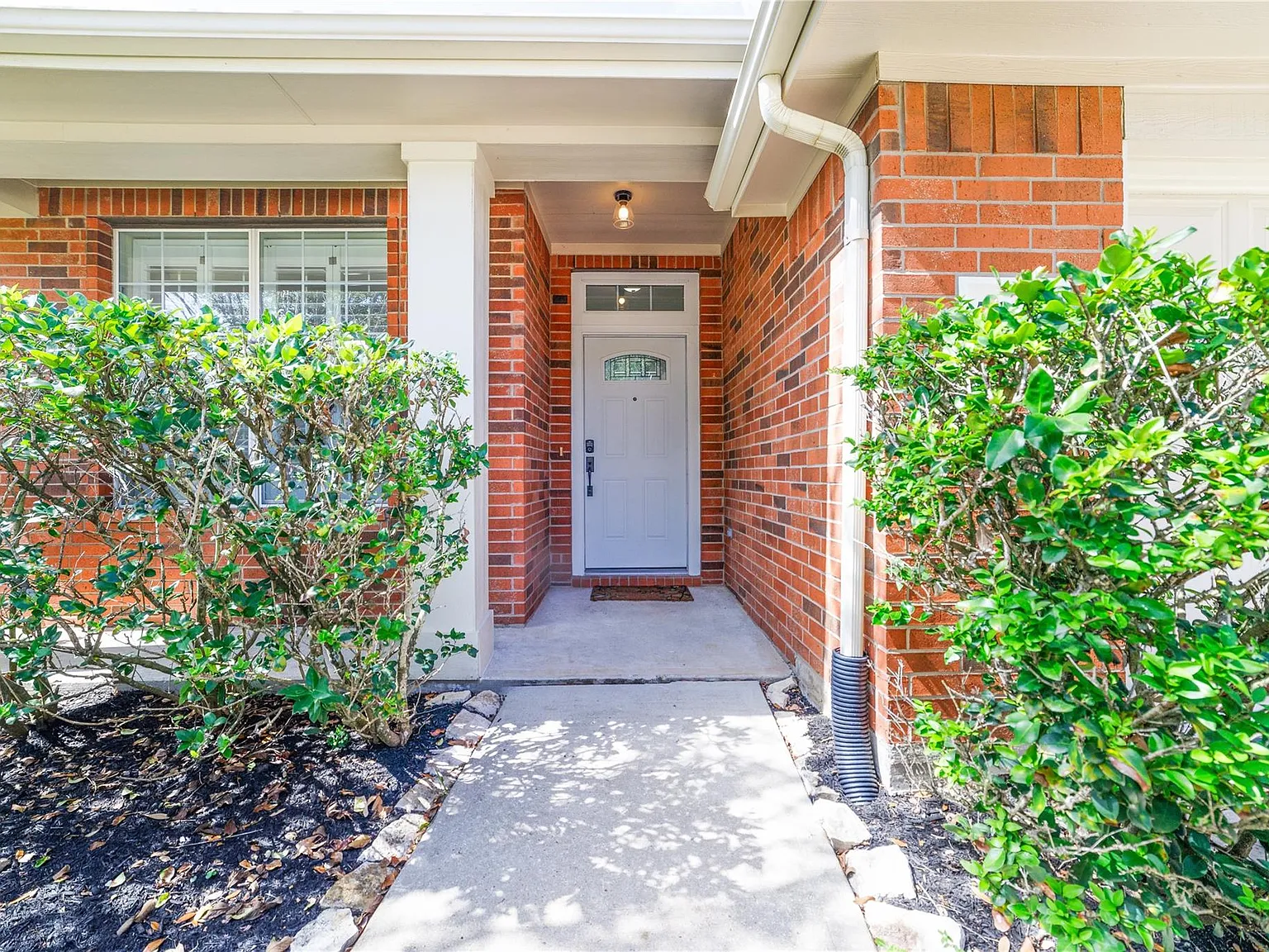 3 bed, 2.0 bath, 1852 sqft, $2,350 — Photo 3