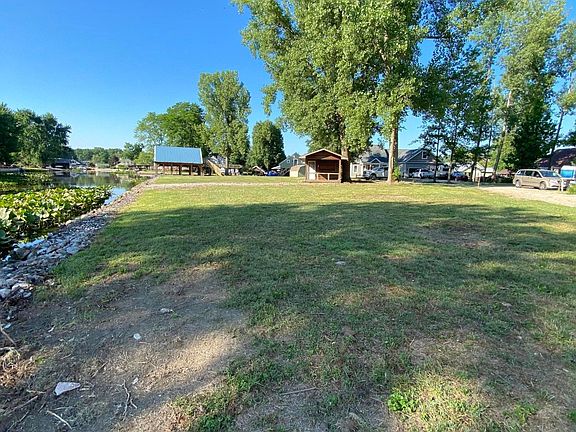 3rd image of 10220 Canoe Ln