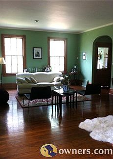 Large 25x20 Living Room, great light, high ceilings, woodwork
