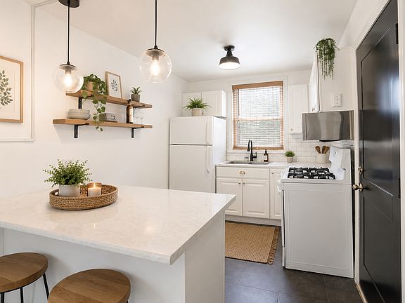 5th image of 10518 S Artesian Ave APT 2S