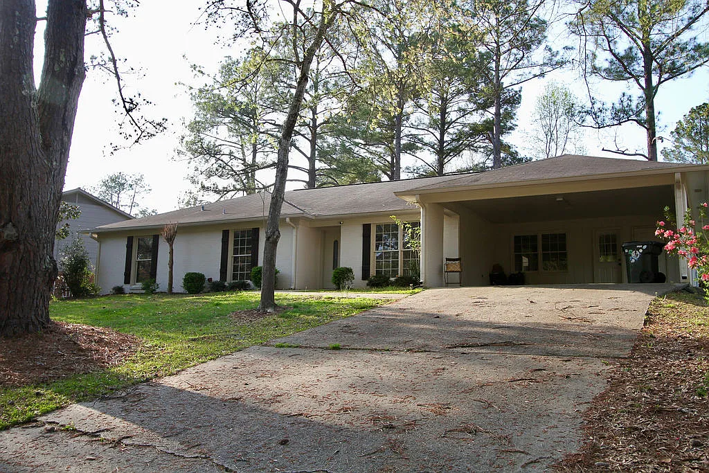 4 bed, 2106 sqft, $2,400 — Photo 2