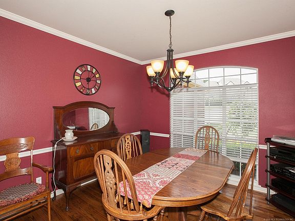 5th image of 235 Woodview Ln