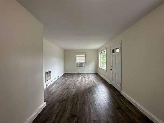 3rd image of 917 Oak Ln