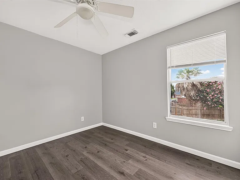 19451 Nasworthy Dr — Photo 33