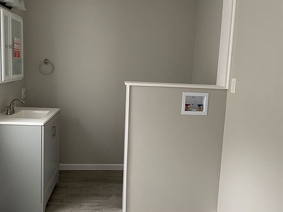 Half bathroom_ laundry room (1)