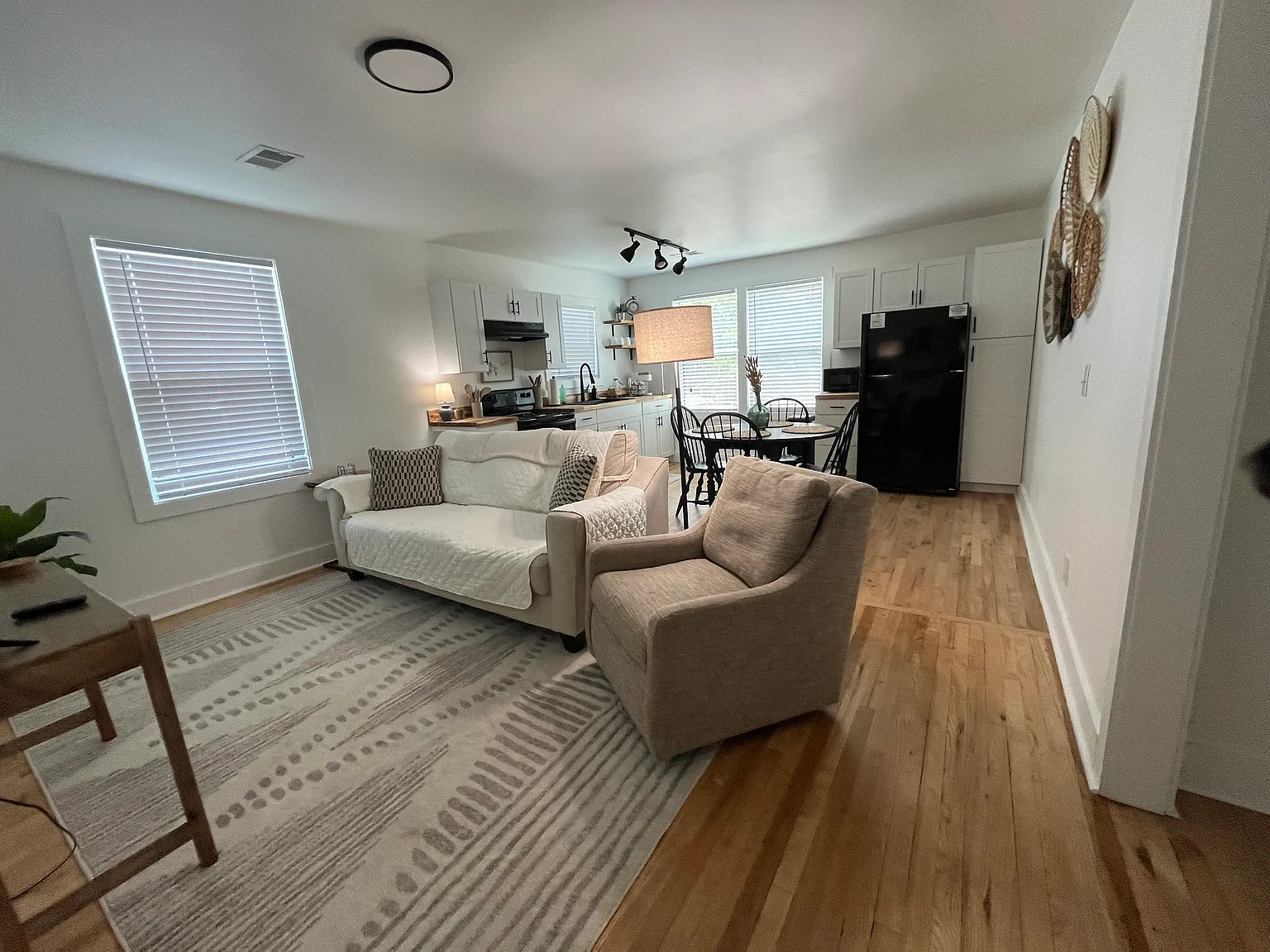 3 bed, 1140 sqft, $3,000 — Photo 4
