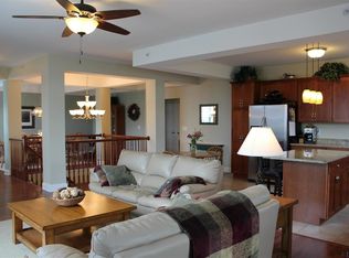 408 Valley Pointe Dr, Niskayuna, NY 12309