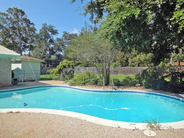 113 Aster Ln, Lake Jackson, TX 77566