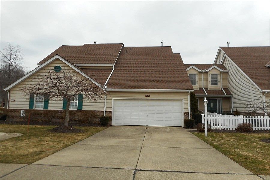 1st image of 4870 Hawthorn Ln #31
