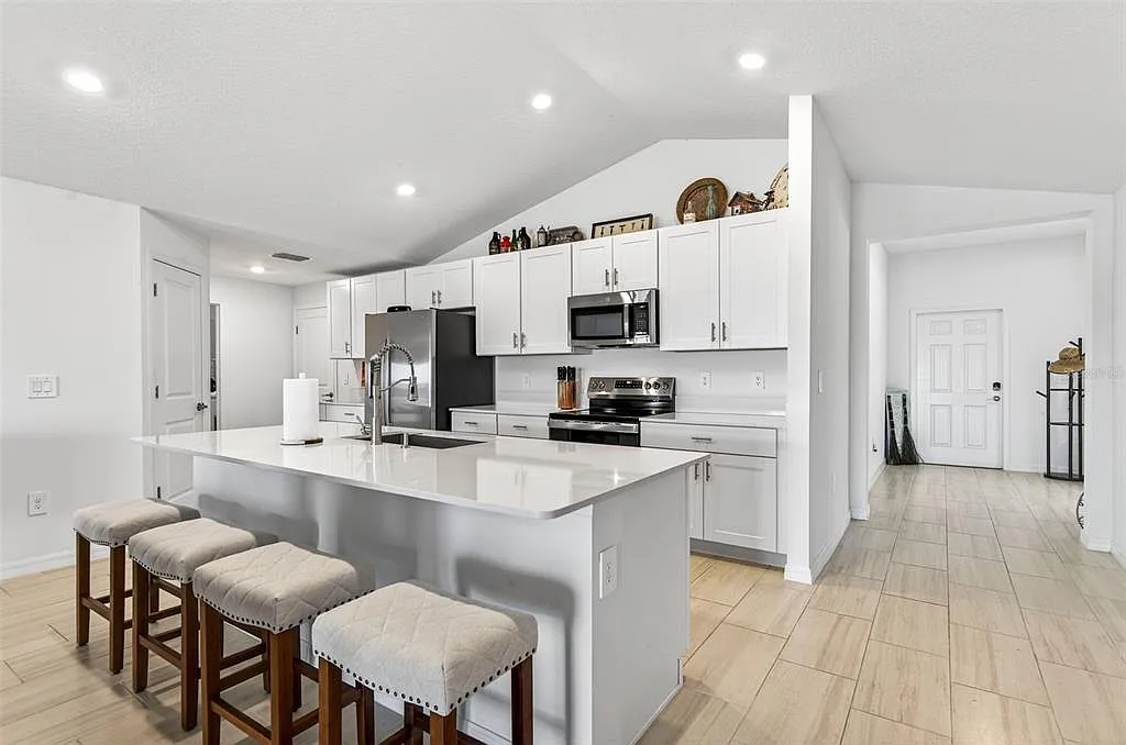 4 bed, 2.0 bath, 2270 sqft, $3,200 — Photo 2