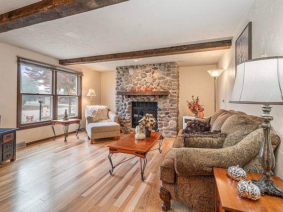 2nd image of 384 Windward Rd