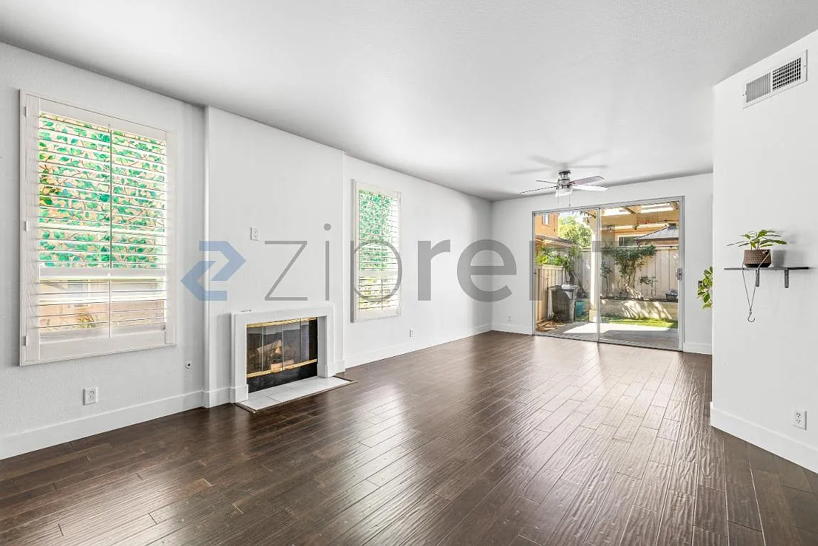 3 bed, 2.5 bath, 1447 sqft, $4,350 — Photo 3