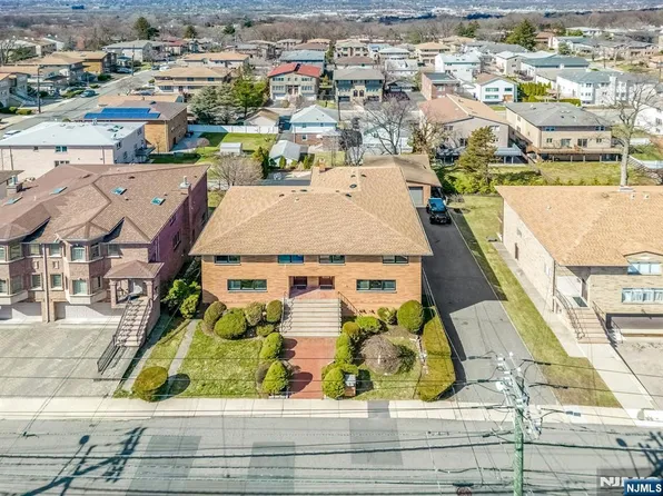 2413 Hammett Ave, Fort Lee, NJ 07024