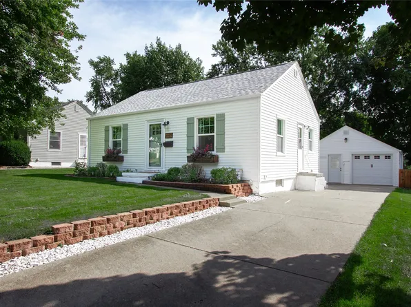 629 11th St, West Des Moines, IA 50265