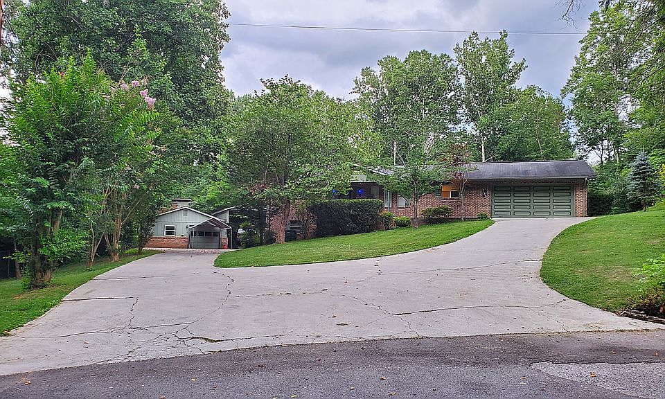 1st image of 784 Oakcrest Dr
