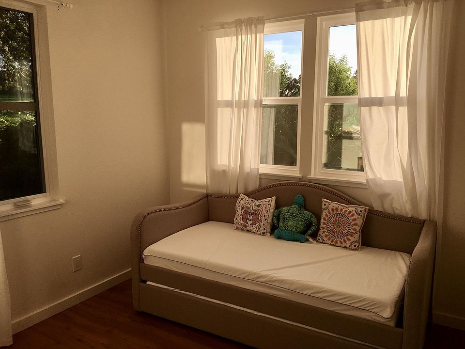 Trundle bed