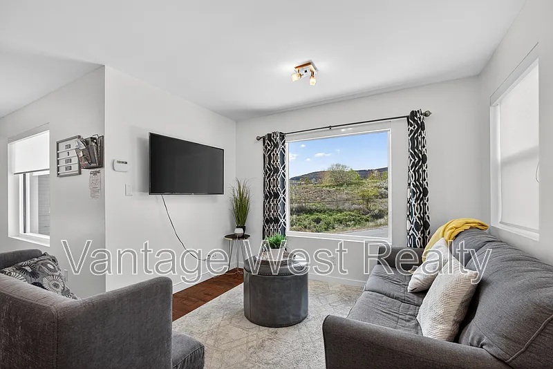 2 bed, 1.0 bath, $2,200 — Photo 4