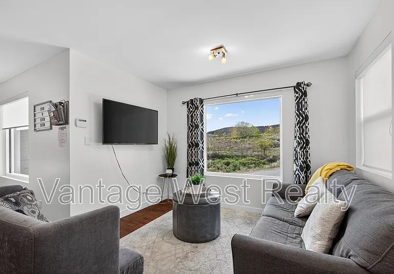 3859 Carrall Rd #3 — Photo 4