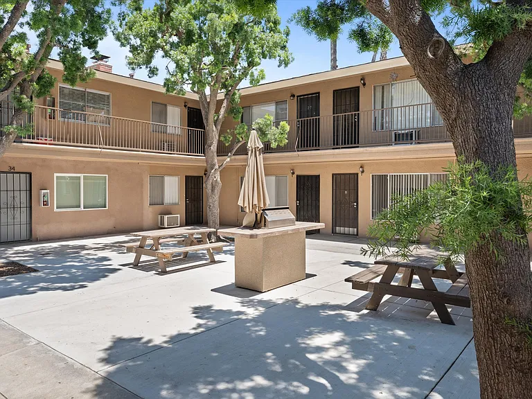 School Circle Apartments - Riverside, CA — Photo 24