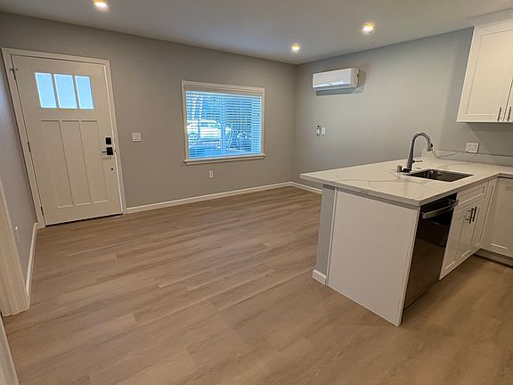 4th image of 1083 Laurel St #D