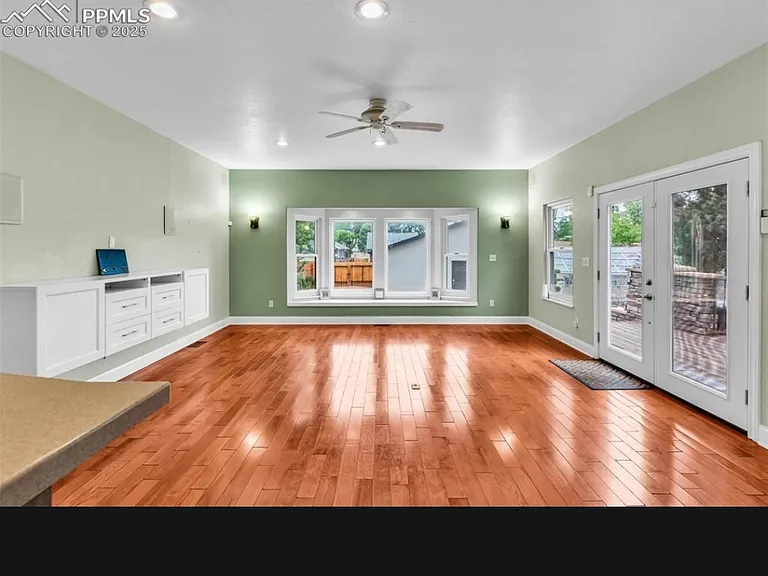 2414 N Greenwood St — Photo 12