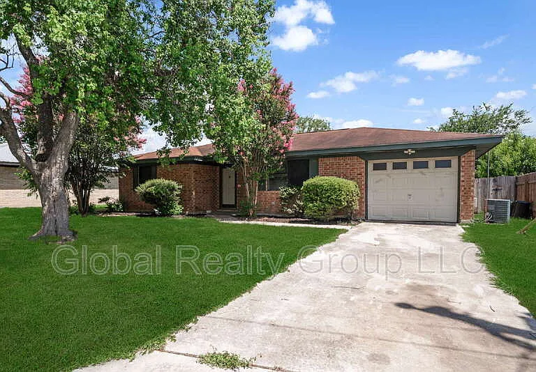 306 Meadow Dr — Photo 1