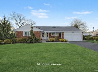 38 Park Dr E, Syosset, NY 11791